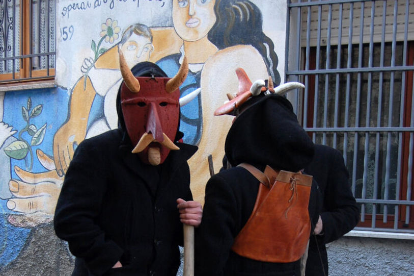 The mask of Orani 'Su Bundhu'. Photos from Sardegna Digital Library