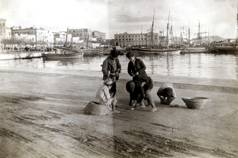 Cagliari, 'Picciocheddus de Crobi' an der Hafenmole. Foto von Max Leopold Wagner aus Sardegna DL