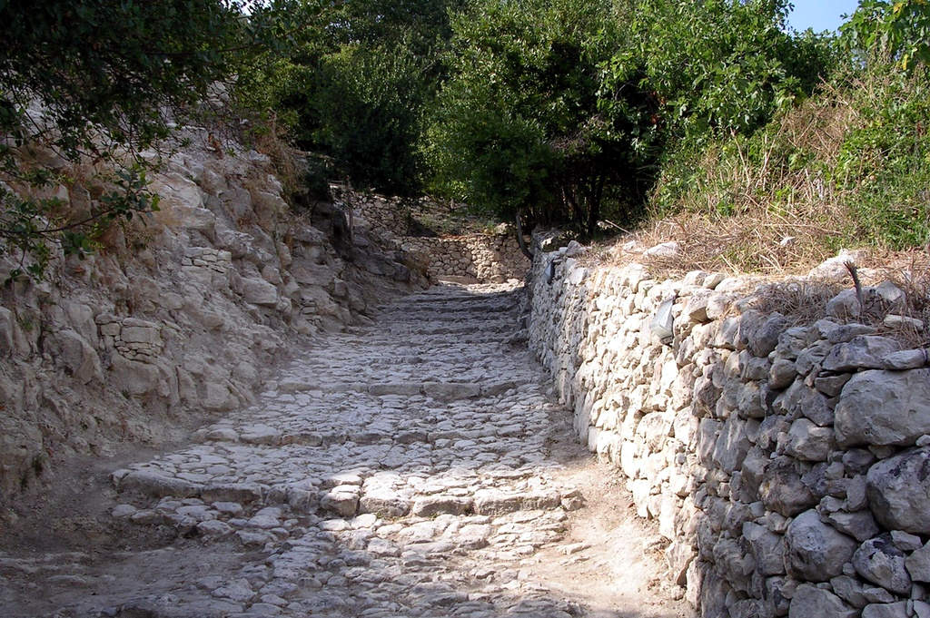 Carzeghe, caminu romanu de Sos Bajolos. Foto de Comunu de Carzeghe, 2007, de Sardigna DL