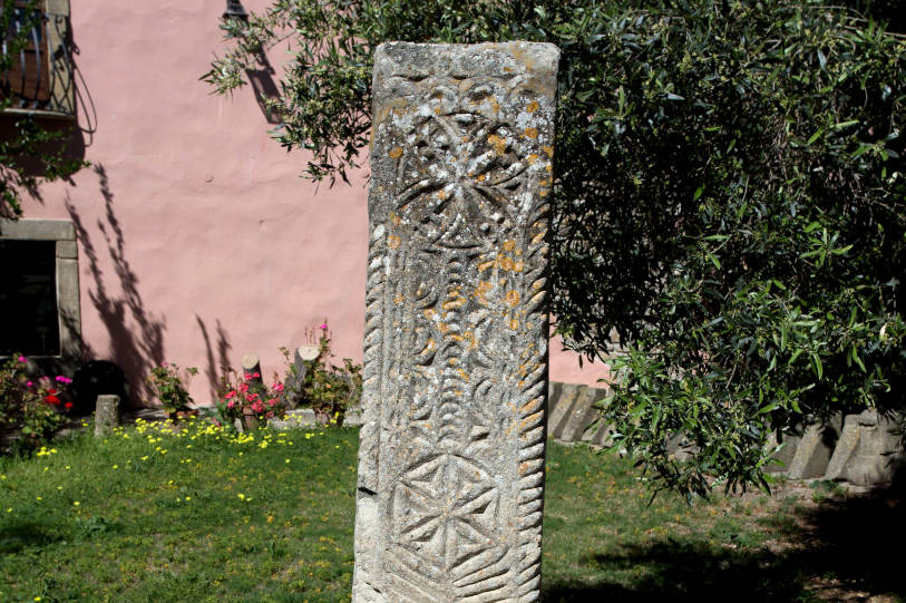Pierre dense de Suelli. Photo de Valentino Cominotti, 2017, extraite du Catalogo BBCC RAS