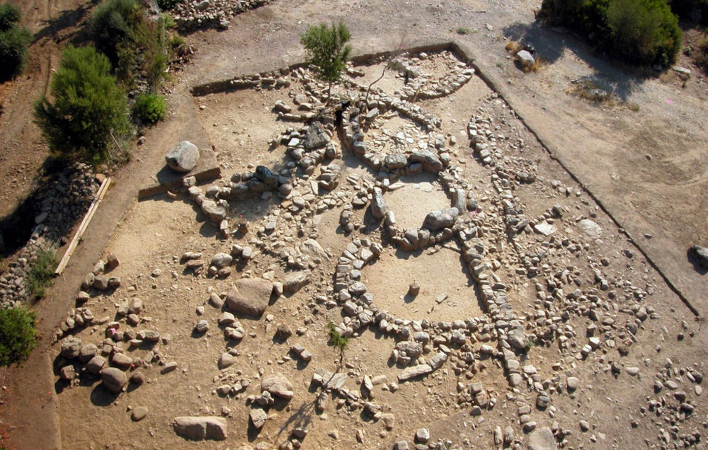 Zone du puits sacré de Tattinu. Photo de Comune di Nuxis, 2007, de la Bibliothèque numérique de Sardaigne