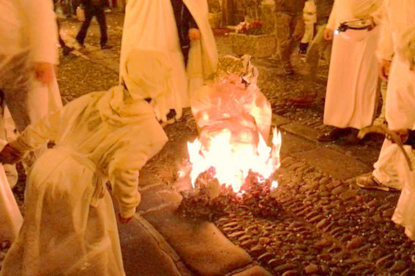 Caratzas biancas de Bosa e fogos rituales