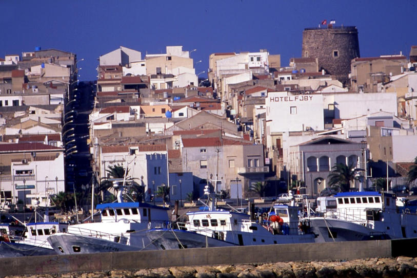 Calasetta, il porto e il paese. Foto di Comune di Calasetta, da sardegna DigitalLibrary