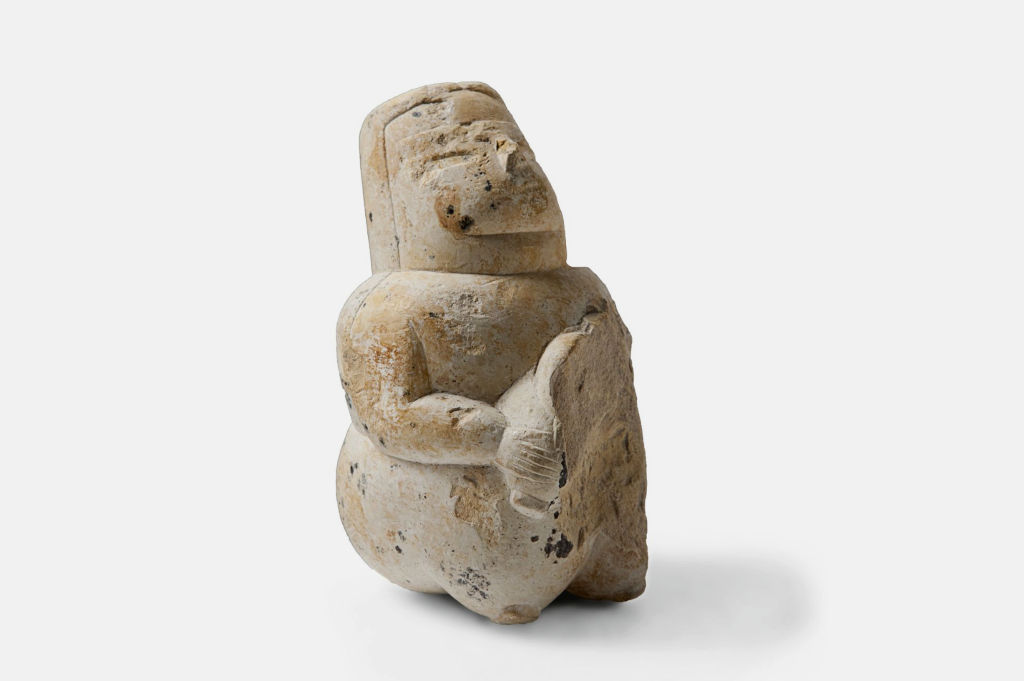 Pèifugas, Museu Archeològicu e Paleobotanico, dea mama cun pipiu. Foto de Marco Ceraglia IDV