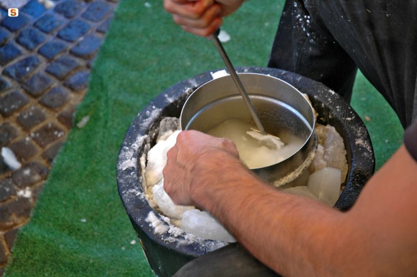 Preparazione della carapigna ad Aritzo. Foto di Massimiliano Curreli, da Sardegna Digital Library