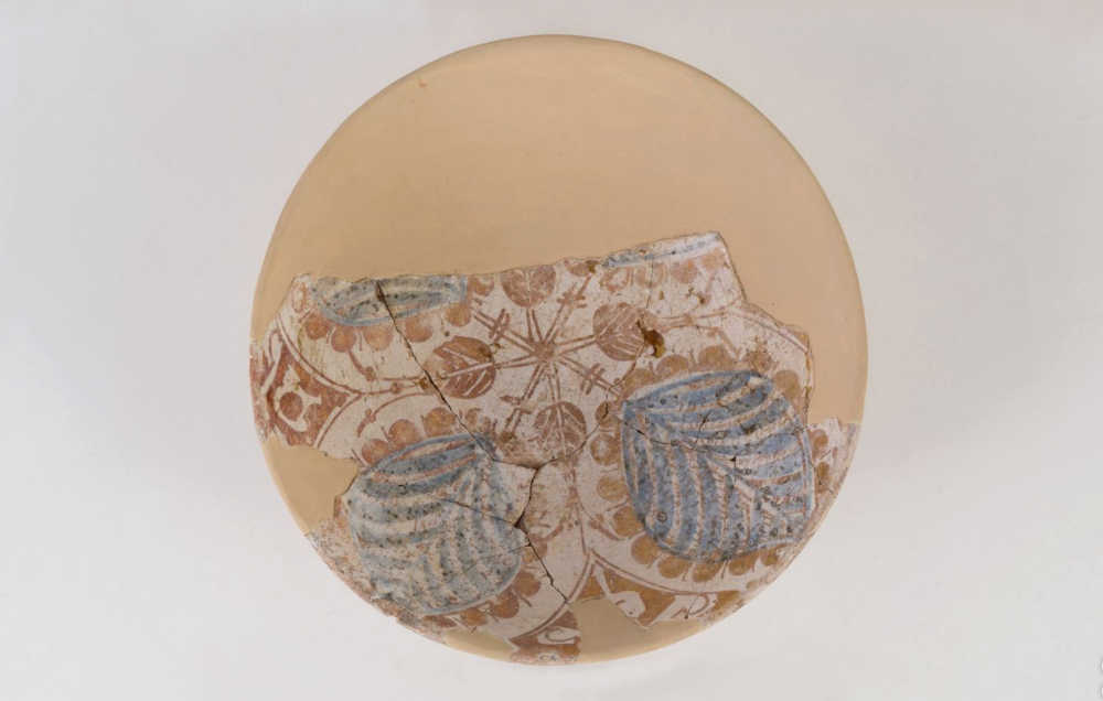 Cagliari, Museo del Tesoro di Sant'Eulalia, ciotola in ceramica smaltata con motivi decorativi floreali, secc. XIV - XV, ambito spagnolo