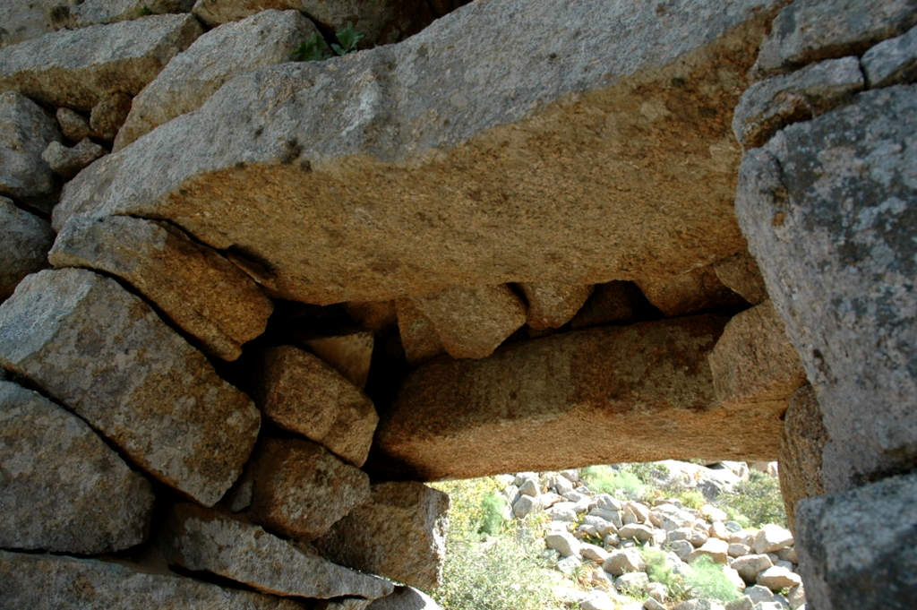 Arzachena, Temple of Malchittu, detail of the double lintel. Photos of Regione Sardegna, from Sardegna DL