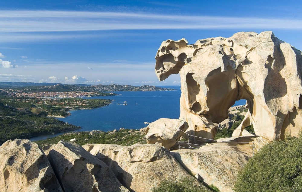 Palau, Roccia dell'Orso, vista della roccia da est, in direzione di Palau (sullo sfondo)