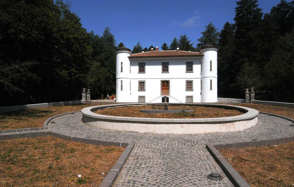 Bolotana, Villa Piercy - casa museo, scorcio della facciata e del bosco retrostante