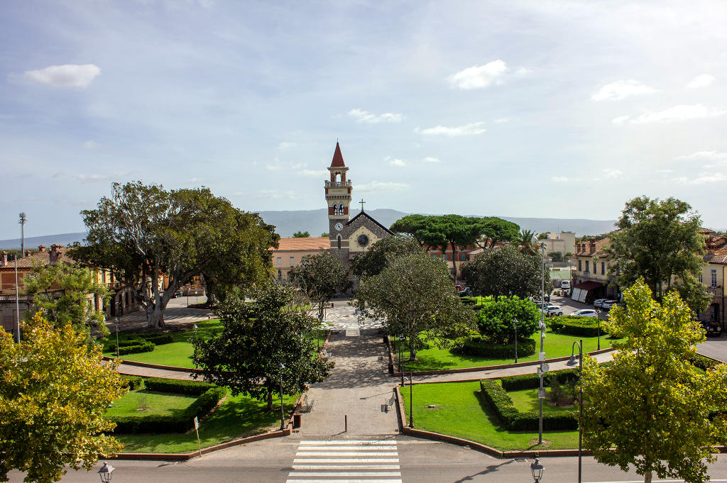Jardins de la Piazza Maria Ausiliatrice. Photo d'Angela Nieddu, 2025, extraite du Catalogo BBCC