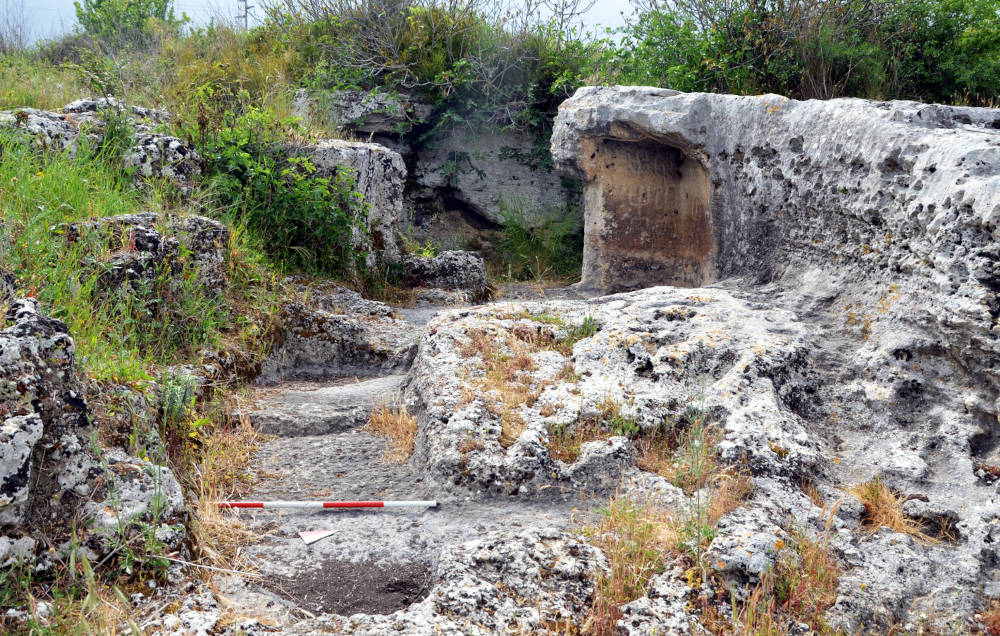 Cheremule, Parco dei Petroglifi, domus de janas Branca di Tennero. Foto di Luca Doro, 2017, da Catalogo BBCC RAS