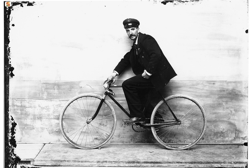 Signore con berretto della Soc. Canottieri Ichnusa in bicicletta
