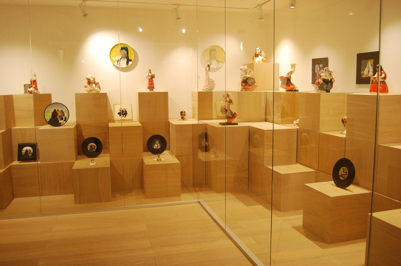 Vetrina del Museo della Ceramica di Nuoro. Foto di Regione Sardegna