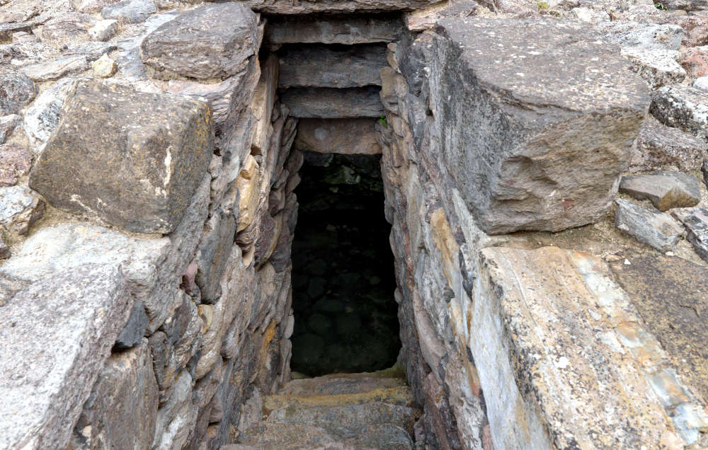 Sardara, Area archeologica di Santa Anastasia, scala d'accesso a uno dei pozzi sacri