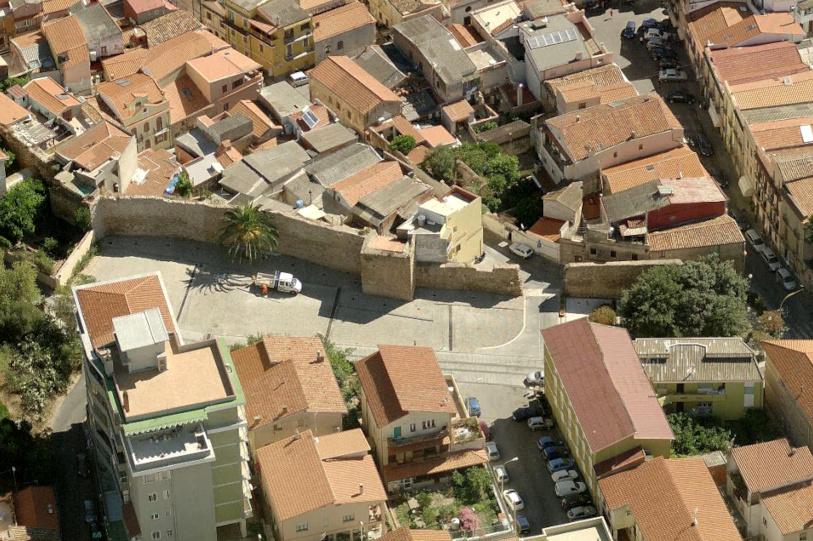 Iglesias, Mura. Foto da Sardegna Foto Aeree - Ortofoto e Dati cartografici © Agea, Tutti i diritti riservati