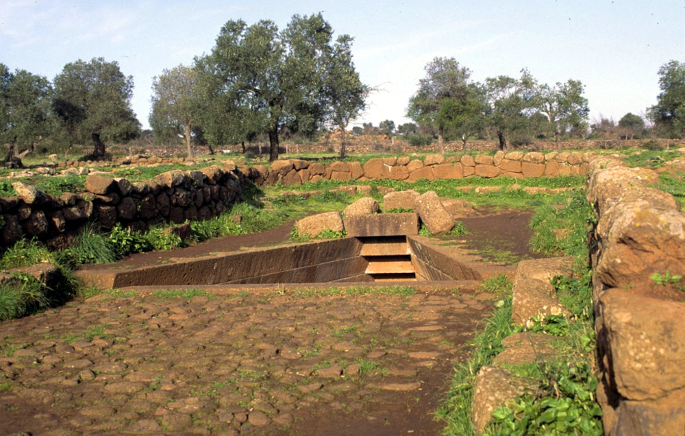 Paulilatino, sanctuaire de Santa Cristina. Photo du bureau de presse de la RAS, de la bibliothèque numérique de Sardaigne