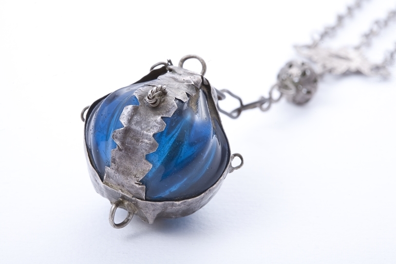 Amuleto in argento e vetro globulare scanalato blu