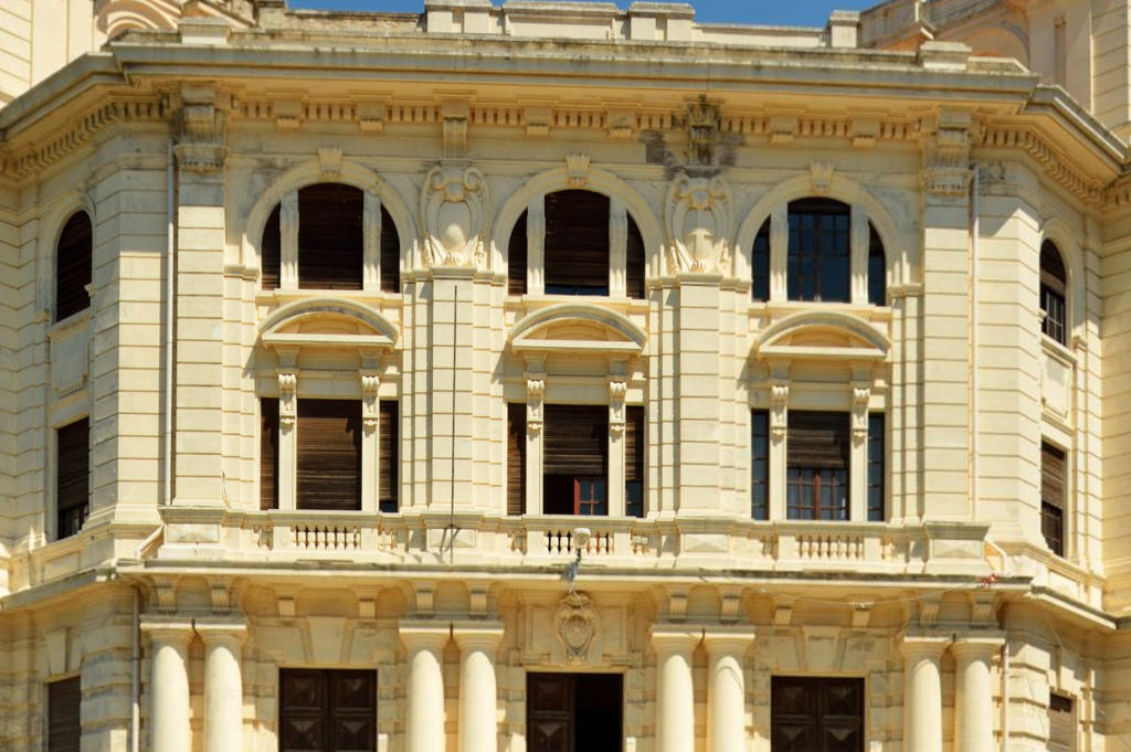 Cagliari, Palazzo delle Scienze, fachada particular. Foto de Luigi Manca, 2015, del Catalogo BBCC RAS