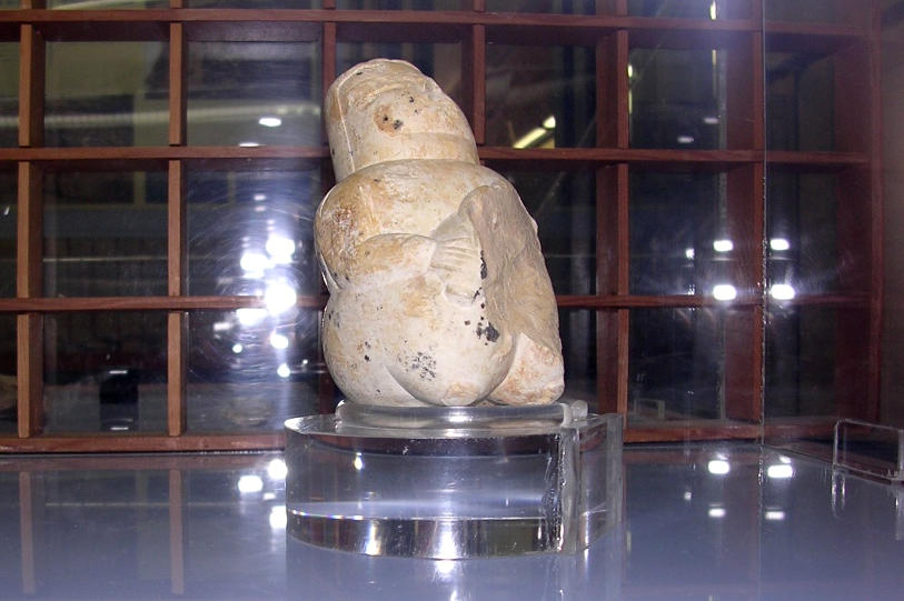 Archaeological and Paleobotanic Museum, mother goddess in stone, Middle Neolithic, Bonu Ighinu. Photos of Comune di Perfugas, from Sardegna DL