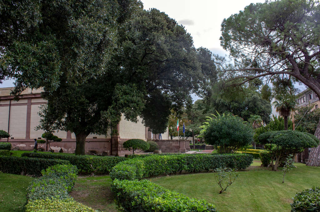Jardín del Museo Arqueológico Nacional G.A. Sanna. Foto de Angela Nieddu, 2025, del Catalogo BBCC