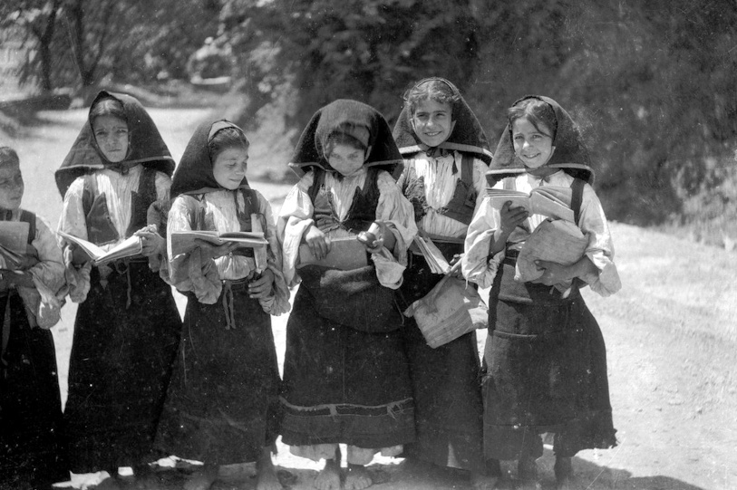 Desulo, group of schoolchildren who wear traditional clothing. Photograph by Guido Costa