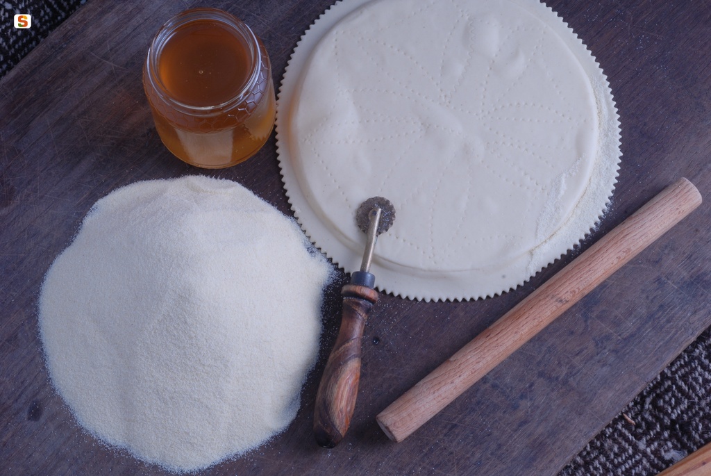 Ingredienti per la preparazione delle seadas. Foto di Renato Brotzu, da Sardegna Digital Library