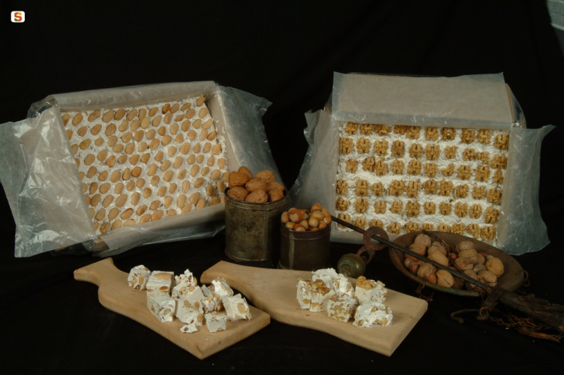 Torrone di Tonara. Foto di Renato Brotzu, da Sardegna Digital Library