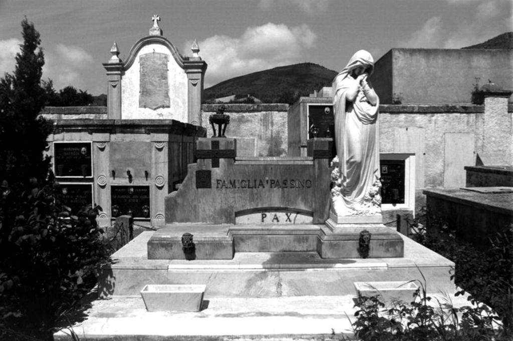 Bortigali, monumento funerario, Andrea Usai (c.1870-1951). Foto de Roberto Muroni, del Catalogo BBCC RAS