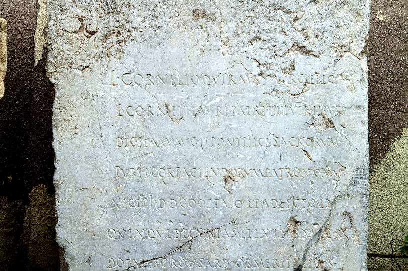 Socle honorifique avec inscription, culture romaine. Photo de Nicola Monari, 2009, extraite du Catalogo BBCC RAS