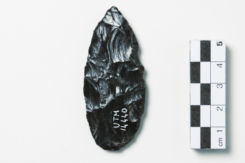 Museo G. A. Sanna - Ossidiana: fogliato bifacciale. Foto di Elisabetta Loi, 2017, da Catalogo BBCC RAS