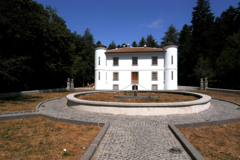 Villa Piercy, casa museo, fachada y madera detrás. Foto de Alberto Maisto, de Sardegna DL
