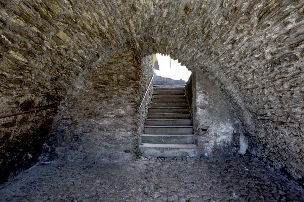 Aritzo, prisión española «Sa Bovida», vista de la entrada de la bóveda y la escalera. Foto de Sergio Melis, de Sardegna DL