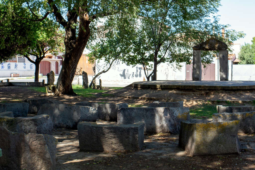 Jardín megalítico. Foto de Marta Cincotti, 2025, del Catalogo BBCC