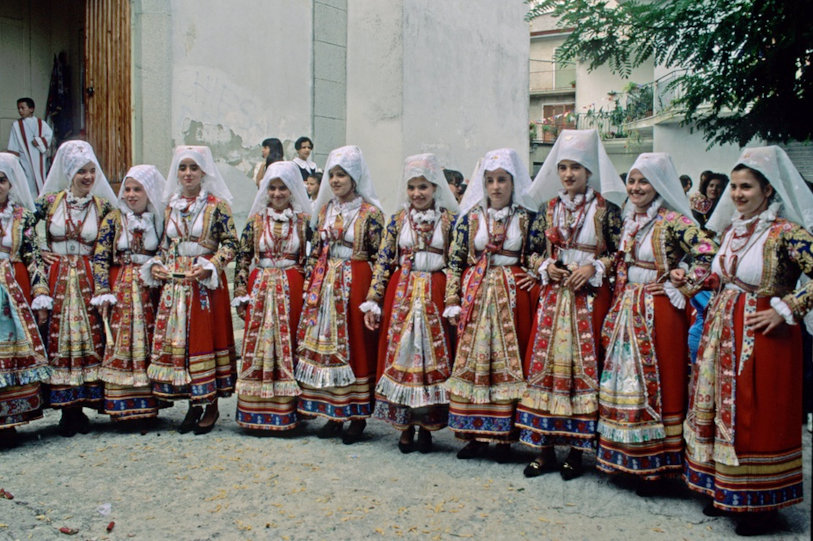 Ollollai, grupu de pitzocas in bestire festivu. Foto de Renato Brotzu, de Sardigna Digital LibrarY