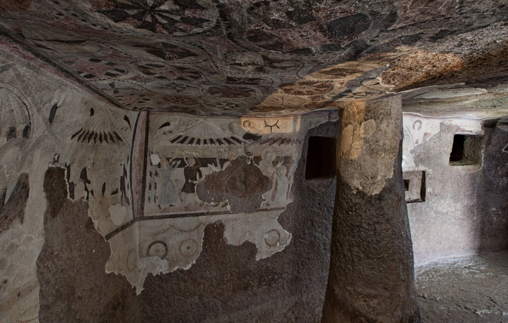 Bonorva, Necropoli di Sant'Andrea Priu - affreschi su pareti e soffitti della chiesa rupestre