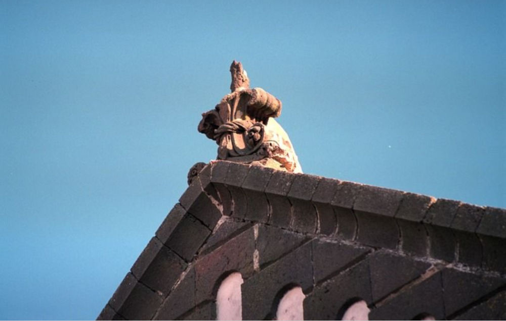 Church of San Matteo, crowning the façade. Photo by Roberto Muroni, 1999, from Catalogo BBCC RAS