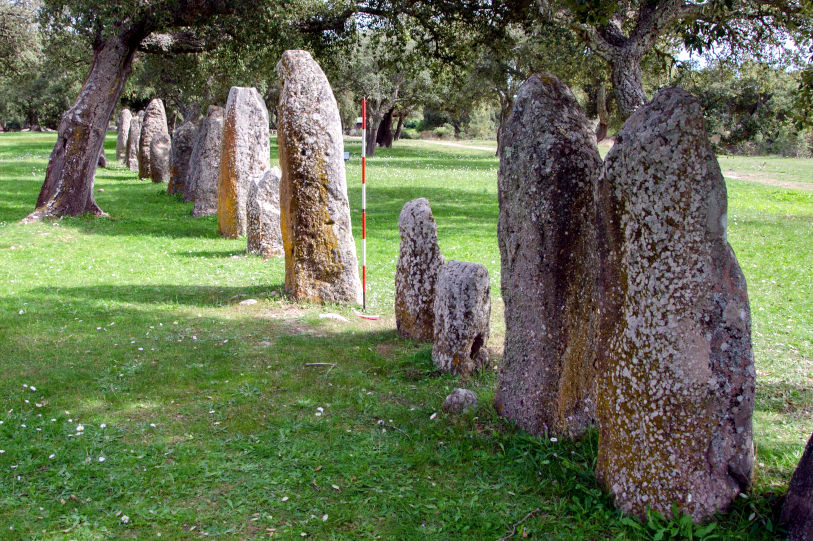 Goni, alliniamentu de menhir. Foto de Luca Doro, 2016, de Catàlogu BBCC RAS