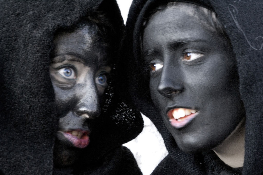 Ovodda, mujeres disfrazadas para la procesión de Sos Intintos. Foto de Alessandra Lai, de Sardegna DL