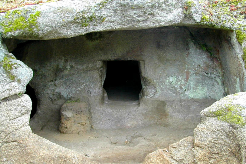 Mamoiada, domus de Janas Istevene. Foto di Comune di Mamoiada, 2009, da Sardegna DigitalLibrary