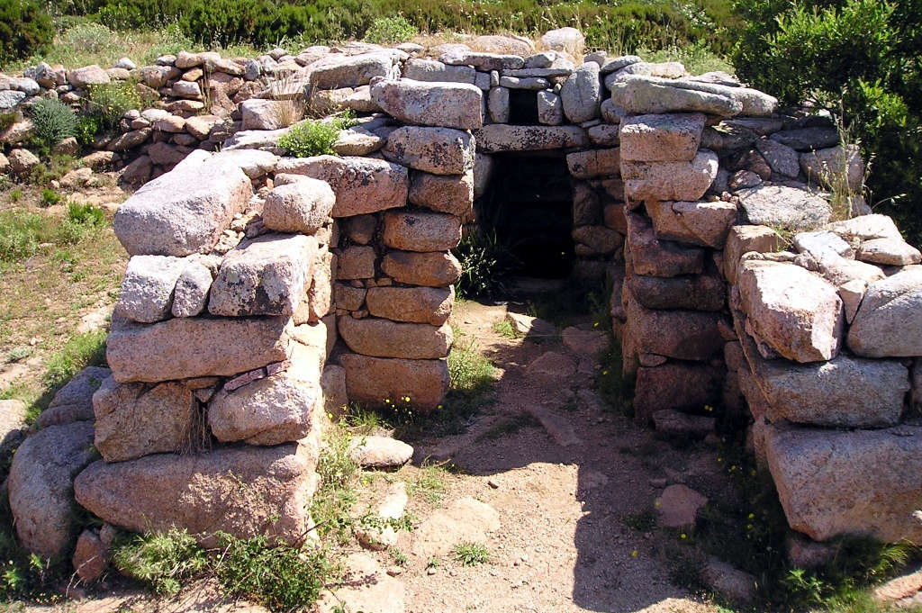 Alà dei Sardi, Sos Nurattolos Complex, the sacred source. Photos from Sardegna Digital Library