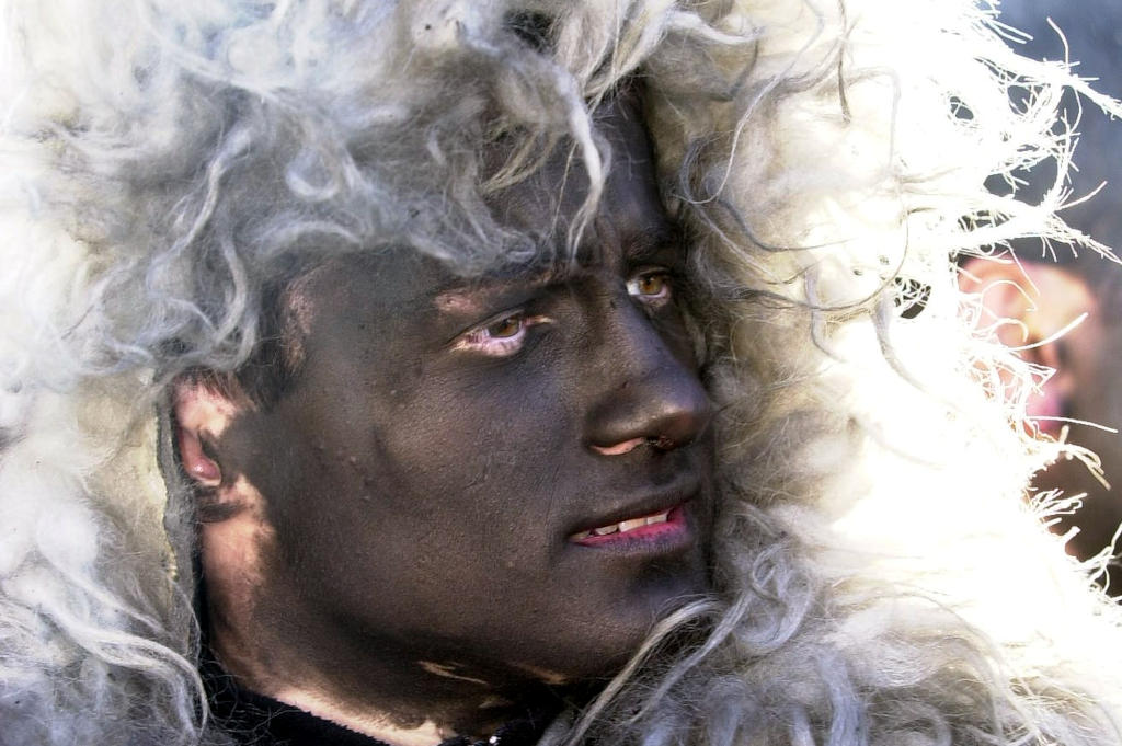 Maschere di s'Urthu e sos Buttudos. Foto di Ufficio Stampa RAS, da Sardegna Digital Library