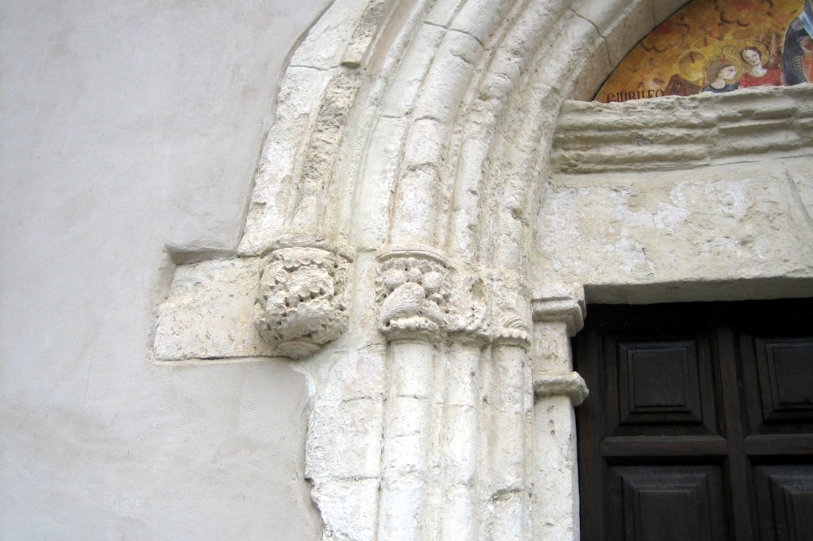 Sadali, église de San Valentino, colonnes et planchers décorés de décorations végétales. Photo de Matteo Tuveri, de Sardegna DL