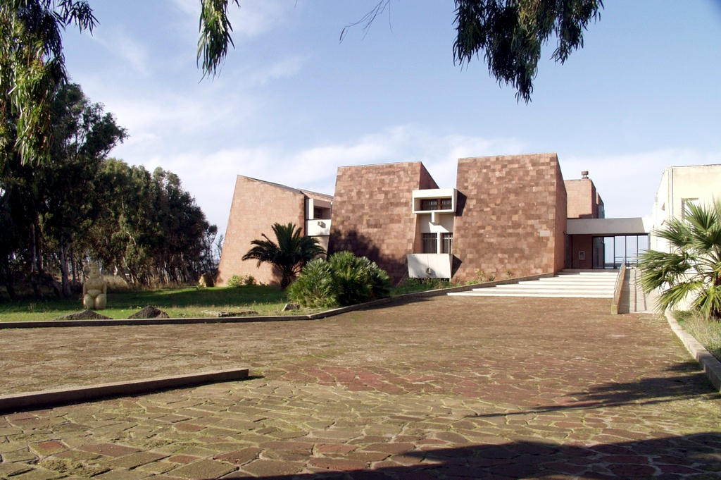 Cabras, Museo Cívico «Giovanni Marongiu», fachada, entrada al museo. Fotos de Comune di Cabras, Sardegna DL