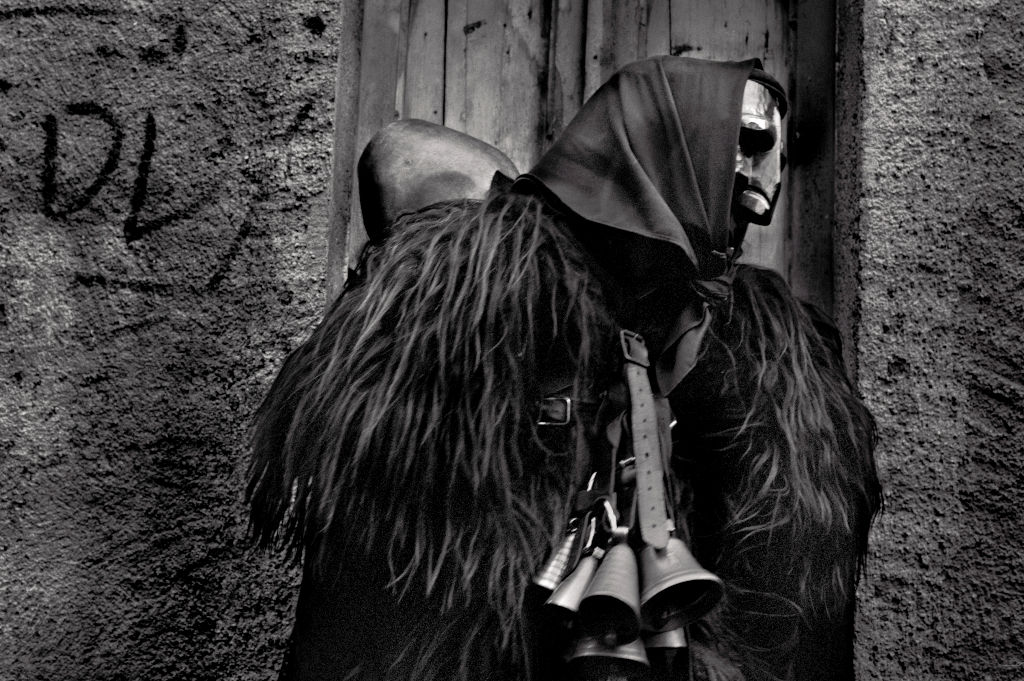 Carnevale, maschera di Mamuthones a Mamoiada. Foto di Massimo Mastrorillo, da ISRE