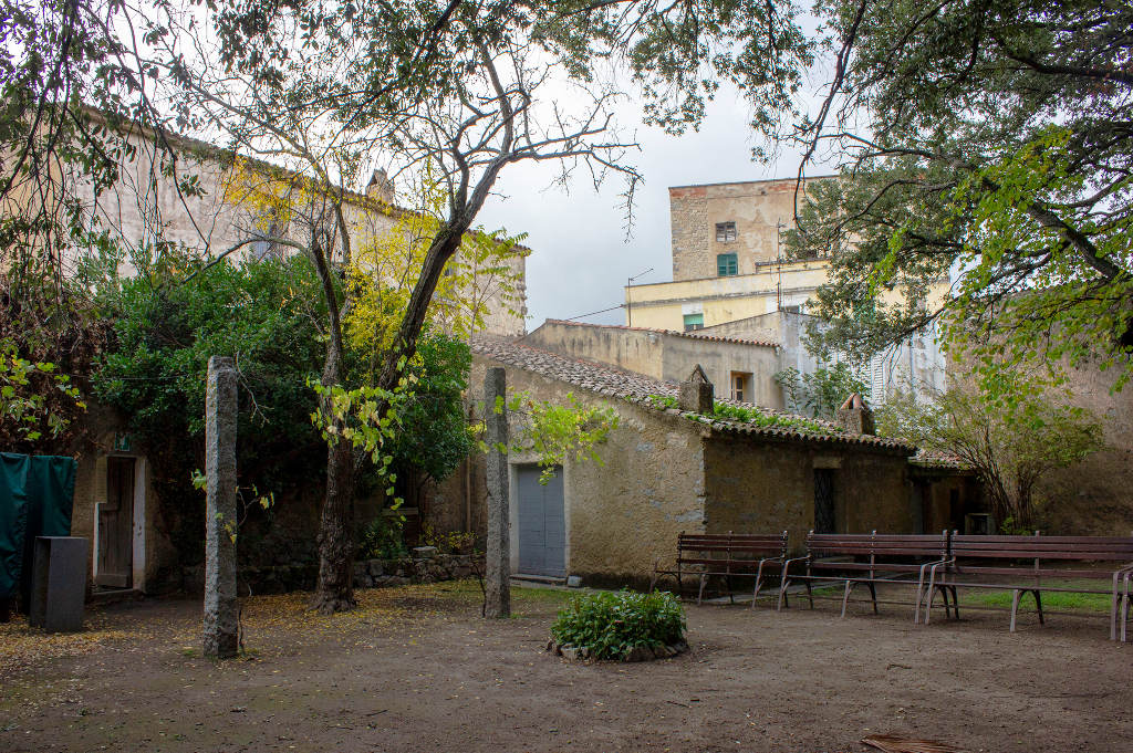 Giardino della casa natale di Grazia Deledda. Foto di Angela Nieddu, 2025, da Catalogo BBCC.