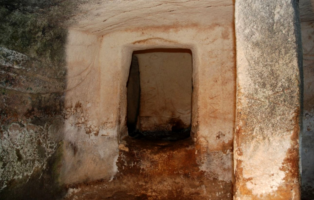 Necropoli di Mesu ‘e Montes, tauriformi. Foto di Irene Ollargiu, 2007, da Risorse digitali Sardegna
