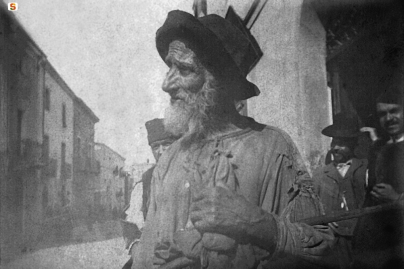 Antonio Ballero, Viandante a Nuoro. Archivio Ilisso, Fondo Ballero. Da Sardegna Digital Library