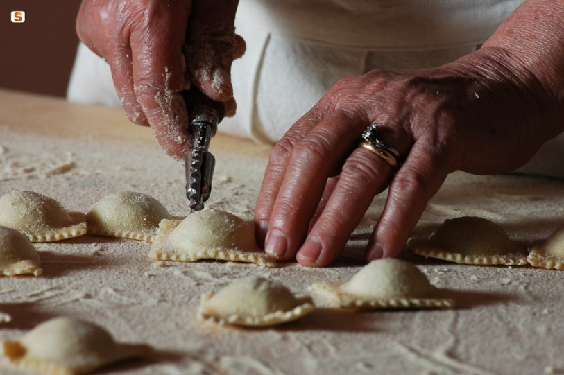 Preparazione dei ravioli. Foto di Comune di Baradili, da Sardegna Digital Library